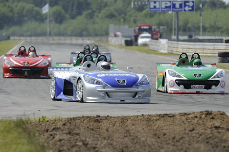 Kent Iversen (grå bil) kom på Padborg Park for første gang på podiet i et løb for Peugeot Spider Cup.